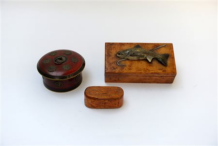 Lotto composto da tre scatole in legno di diversa epoca e fattura (difetti)