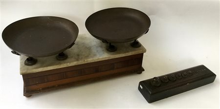 Lotto composto da una bilancia per cucina e un set di pesi (difetti e mancanze)