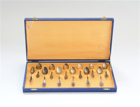 Gruppo di dodici cucchiaini in argento completi di custodia (g 140) (lievi...