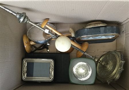 Cartone contenente numerosi oggetti di diversa fattura ed epoca (difetti)