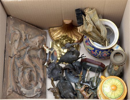 Cartone contenente numerosi oggetti di diversa fattura (difetti)