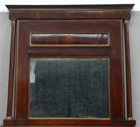 Caminiera in noce a tinta scura con cornici in metallo e colonne laterali con...