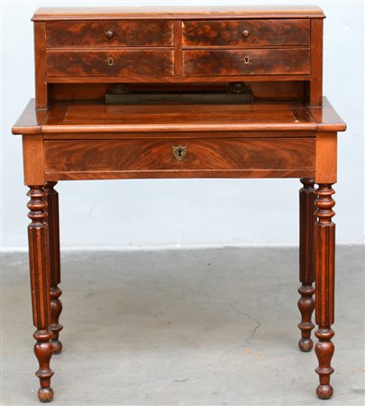 Scrittoietto con alzata a quattro cassetti lastronati, pianetto scorrevole,...