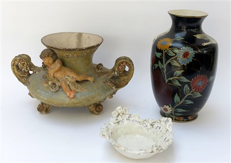 Lotto composto da un vaso decorato a motivi orientali, un vaso con putto a...