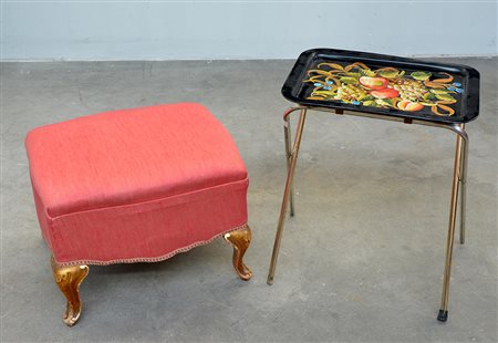 Lotto composto da un poggiapiedi con gambe dorate e un vassoio con trespolo...