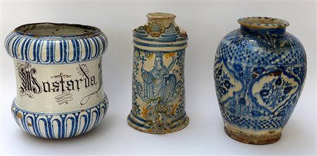 Lotto composto da due vasi in maiolica e un acquamanile dei secoli XVII /...