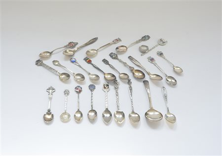Lotto di numerosi cucchiaini souvenir in argento e metallo argentato (difetti)