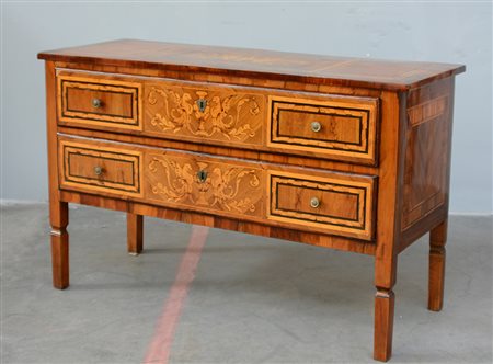 Comò a due cassetti lastronato in noce, filettato e decorato con intarsi a...