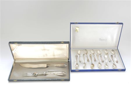 Lotto composto da un set di dodici cucchiaini in argento e due posate da...