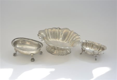 Lotto composto da tre alzate in argento di epoche diverse, una con punzoni...