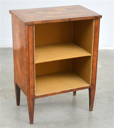 Comodino in noce e radica con piano intarsiato a rosone, montanti filettati...