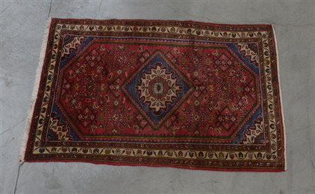 Tappeto Hamadan, Persia sec. XX Disegno a medaglione romboidale su fondo...