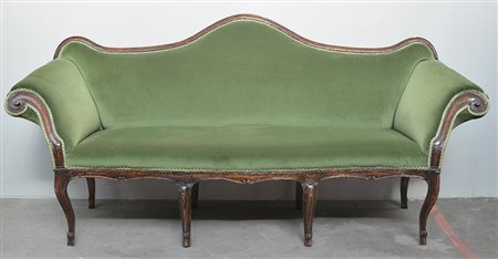 Divano 'a orecchioni' in noce con schienale e braccioli sagomati. Secolo...