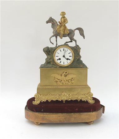Pendola da camino in bronzo dorato decorata con figura di Napoleone,...