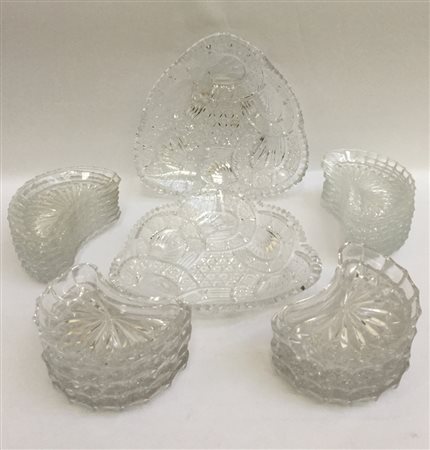 Lotto composto da una coppia de centrotavola a forma di foglia, un gruppo di...