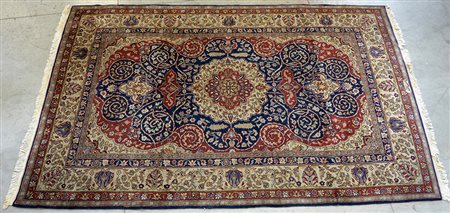 Tappeto Rumeno con decoro a medaglione bianco e rosso su fondo blu. Sulla...