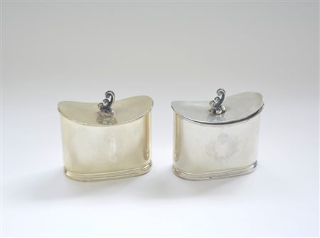 Coppia di scatole con coperchio in argento a corpo liscio con prese sagomate...