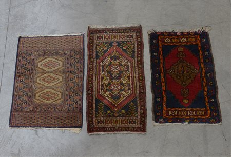 Lotto composto da tre tappeti orientali con disegno geometrico, sec. XX (il...