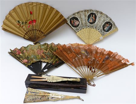Lotto composto di sei ventagli di epoche diverse, uno in scatola di legno...