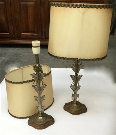 Coppia di lampade da tavolo a una luce con fusto in bronzo argentato a forma...
