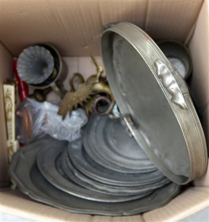 Cartone contenente numerosi oggetti diversi (difetti)