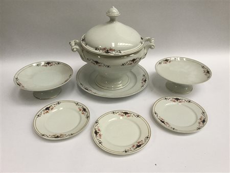 Manifattura tedesca KPM, servizio da tavola in porcellana con decoro floreale...