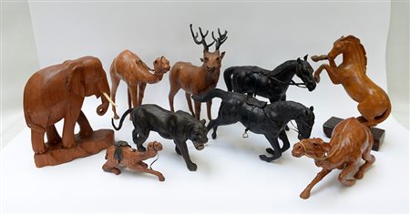 Cartone contenente diverse sculture in materiali diversi raffiguranti animali...