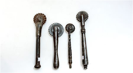 Lotto composto da quattro rondelle da pasta in ferro -EN Four iron pastry...