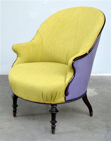 Poltrona del secolo XIX con piedi anteriori a colonna sfaccettata. Rivestita...