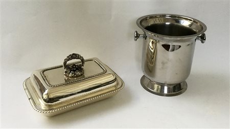 Lotto composto da un rinfresca bottiglie e una legumiera in metallo argentato...