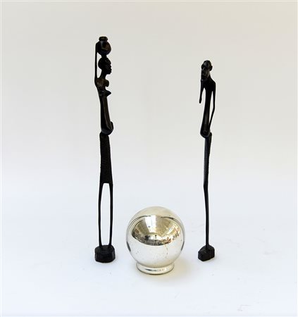 Lotto composto da una witch ball e due sculture lignee africane (difetti)