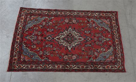 Tappeto Hamadan, Persia sec. XX Disegno a medaglione bianco su fondo rosso...