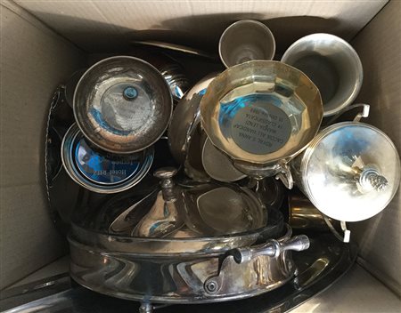 Cartone contenente numerosi trofei in metallo e alcuni oggetti per la tavola...