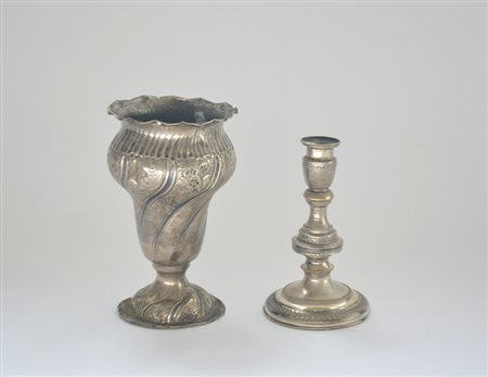 Lotto di argenti composto da un vasetto con corpo piriforme e un candeliere a...
