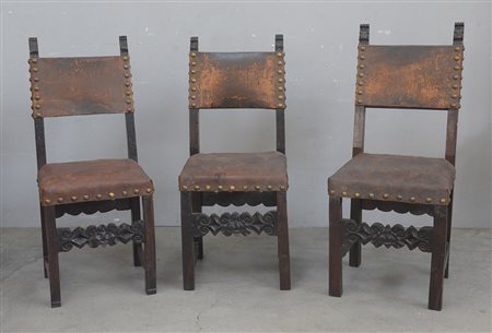 Gruppo di tre sedie in legno intagliato a motivi rinascimentali rivestite in...