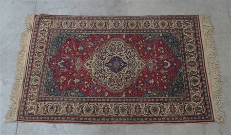 Tappeto Kaisery, Anatolia sec. XX Disegno a medaglione bianco su fondo...