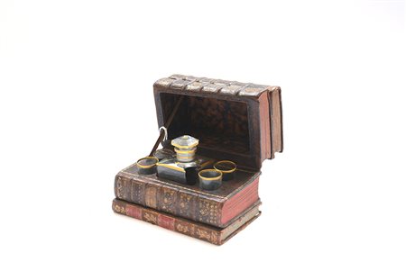 Scatola a finti libri in pelle impressa in oro contenente bottiglia e...