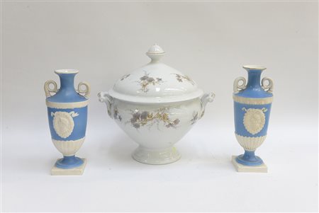 Lotto composto da una zuppiera con coperchio e due vasetti biansati a decoro...