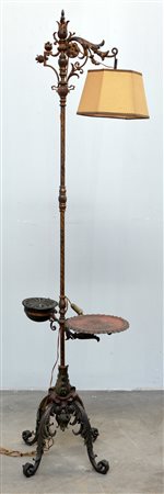 Piantana in ferro battuto dorato decorata a volute con pianeto e posacenere...