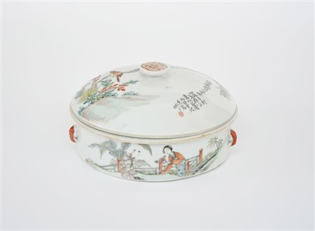 Ciotola con coperchio in porcellana Famiglia Rosa decorata con figure e...