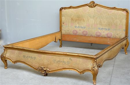 Letto a due piazze con testata e pediera intagliate e dorate (difetti)