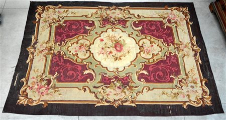 Tappeto Aubusson, Francia metà secolo XIX Decoro a medaglione con puntali,...