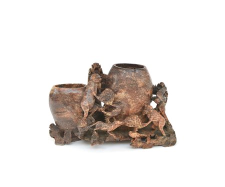 Portapennelli in pietra saponaria scolpita con animali (h cm 12,5). Cina,...