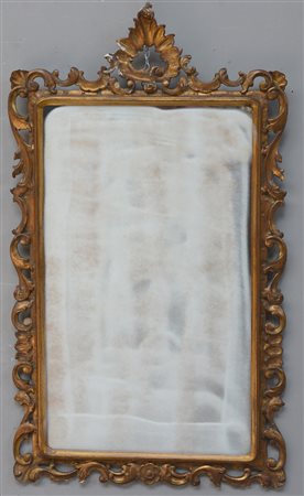 Specchiera in legno intagliato e dorato a decoro rocaille (cm 78x135)...