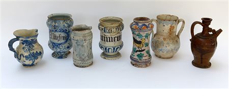 Lotto composto da sette fra albarelli e versatoi in maiolica del secolo XVIII...