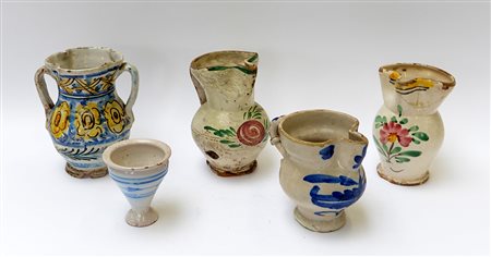 Lotto composto da cinque fra versatoi e vasi in maiolica di epoche diverse...