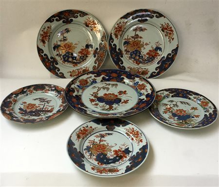 Sei piatti in porcellana Imari con vai decori floreali (difetti e restauri)...