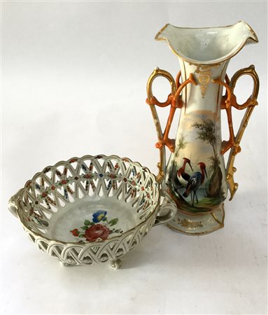 Manifatture diverse, lotto composto da un vaso portafiori biansato ed un...