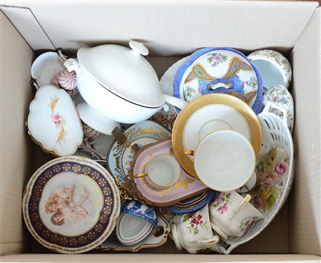 Cartone contenente numerosi oggetti in porcellana di differenti fatture fra...