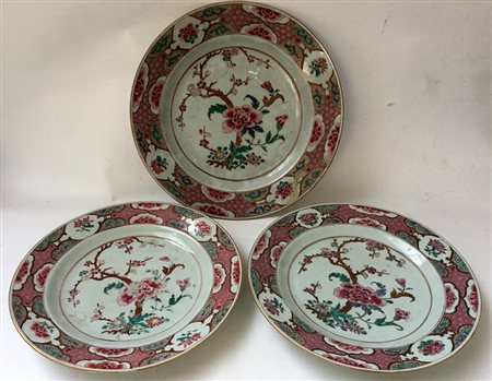 Tre piatti in porcellana Famiglia Rosa da esportazione con decoro floreale...